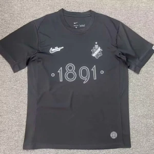 AIK Limited Edition “Smokinglirare 1891” Tröja – Svart - Exklusiv AIK Smokinglirare Edition-tröja i svart med det ikoniska “1891”-trycket på bröstet och klubbmärket i stilren design. En hyllning till AIK:s klassiska Smokinglirare, framtagen i begränsad upplaga för de mest hängivna supportrarna. Tillverkad i högkvalitativt material för en bekväm passform, perfekt både på matchdagen och till vardags. Supporta AIK med stil och tradition!
