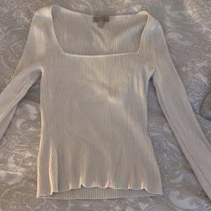 Vit ribbad tröja  - En vit ribbad tröja i storlek S ifrån H&M 