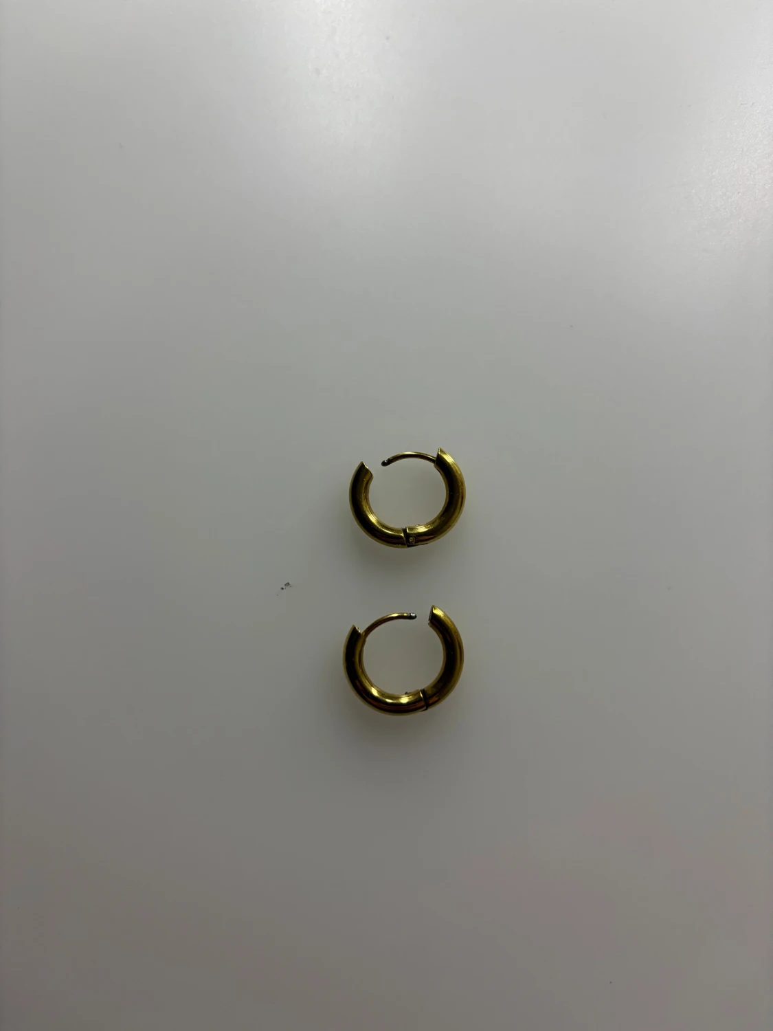 Två par guldfärgade örhängen - 2
