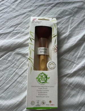 So Eco Powder Brush sminkborste - Säljer en So Eco Powder Brush, en stor och fluffig puderborste med trähandtag och mjuka syntetiska borst. Borsten är vegansk, cruelty-free och tillverkad av hållbara material. Perfekt för att applicera puder jämnt över ansiktet.