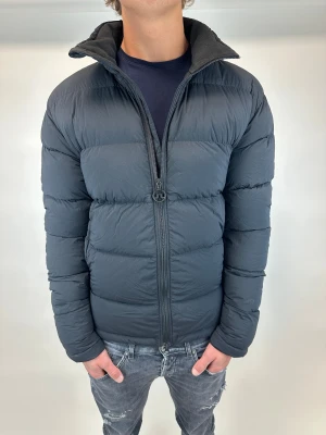 J.Lindeberg Jacka - Hej! Säljer nu denna väldigt snygga och eftertraktade J.Lindeberg vinterjacka! Jackan är slutsåld överallt och går inte att få tag på… jackan är perfekt nu till vintern  Storlek L fits M, Ny pris: 7000 kr Säljs för: 1999 kr