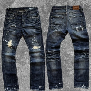 Unika jeans med väldigt skön wash  - Blå denim med sick batik-wash & unika slitningar + lagningar Sitter skönt och känns one of a kind   📏 Storlek/Mått: 28/32. A:38cm B:76cm C:19cm D:16cm E:15cm ⚡️ Skick: Extremt snygg wash, mycket bra skick 💰 Pris: 800kr kan gå ner i pris vid snabb affär! 