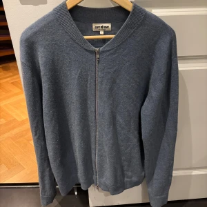 Blå kashmirkofta från Soft Goat - Snygg blå/grå kofta från soft goat i 100% Kashmir. Varm och knappt använd då den var lite för liten.  