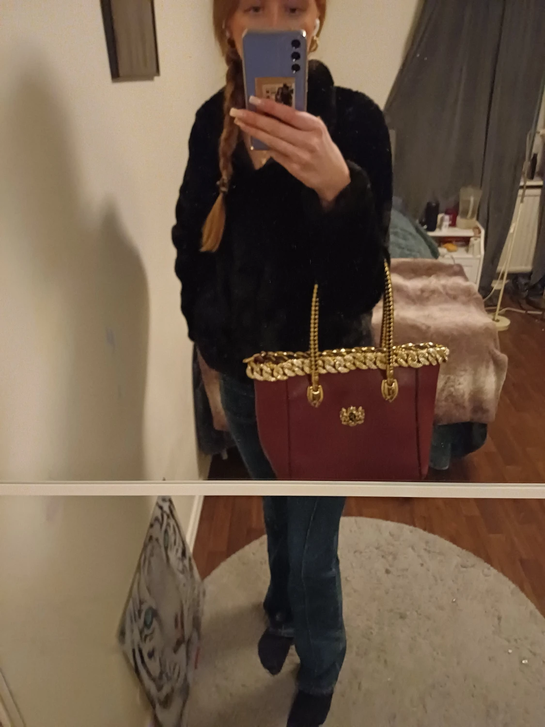  handväska med gulddetaljer