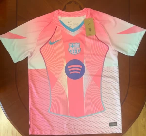 FC Barcelona x Nike tröja – NY med tagg - FC Barcelona x Nike tröja – NY med tagg Snygg och ovanlig rosa/turkos Barça-tröja i Dri-Fit. • Storlek: P (ca S) • Skick: Helt ny, aldrig använd • Officiellt klubbmärke & Nike-logga • Lätt, luftig och perfekt för träning eller vardag  Unik design – säljs billigt! 