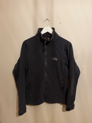 Grå The North Face fleecejacka  - Säljer denna sjukt snygga fleecejackan från The North Face⭐️ Färgen är grå och storleken är S✅ Den har inga defekter och skicket är utomordentligt🙌🤝 Sjukt najs passform och passar perfekt till hösten🍁🙌 Tveka inte på att höra av er dig vid minsta fråga eller fundering😊