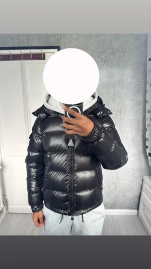 Svarta Moncler maya jackor i M och L - Säljer helt nya Moncler Maya-jackor i storlekarna M och L. Jackorna är av hög kvalitet och levereras med NFC-scan för äkthetskontroll. Perfekt vinterjacka med klassisk design, värme och lyxig känsla.  ✅ Skick: Helt ny (oanvänd) 📦 Leveranstid: Skickas normalt inom 1 dag 🎨 Färg: Svart 🧍‍♂️ Passform: Unisex  Prisvärd och exklusiv jacka – först till kvarn
