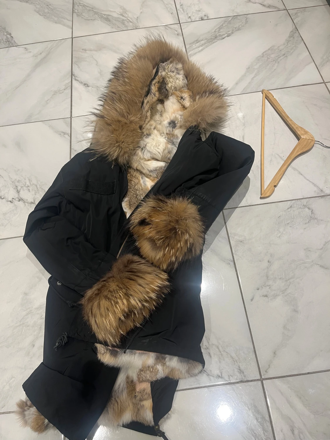 Svart parkas med pälsdetaljer - 1