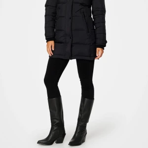 Rock and blue falcon mid - Säljer en svart lång pufferjacka med dragkedja och knappar framtill. Jackan har två fickor med dragkedja, och lång ärm. Perfekt för kalla dagar när du vill hålla dig varm och ändå se snygg ut. Jackan är använd endast 1 vinter och är i nyskick inga defekter finns. Märker på jackan är rockandblue. Går ej ner i pris då den är precis som ny. Finns i Helsingborg men kan även fraktas.