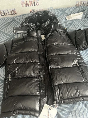 Svart Moncler pufferjacka med huva - sitter som s nytt skick
