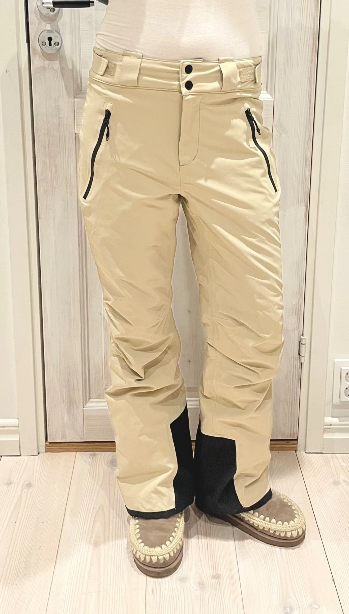 Beige skidbyxor med svarta detaljer