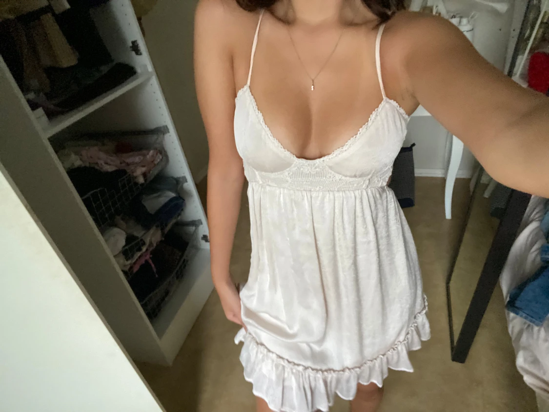 Vit kort klänning med spets och volang - 2