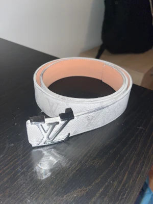Vitt bälte - Vitt bälte med monogram. Bortsett från små slitningar (som inte syns på första anblick) är bältet i väldigt bra skick.