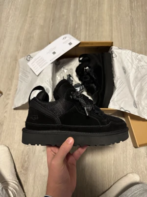 UGG Lowmel - 39 - Säljer dessa helt nya och oanvända UGG Lowmel. Jag har kartongen och inköpsbeviset för äkthet, och jag kan skicka samma dag. Jag accepterar dock endast PayPal som betalning. Jag är en betrodd säljare på Vinted med fler än 200+ transaktioner, så oroa dig inte.