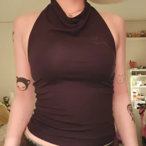 Svart halterneck topp - Svart halterneck topp med draperad halsringning och öppen rygg.