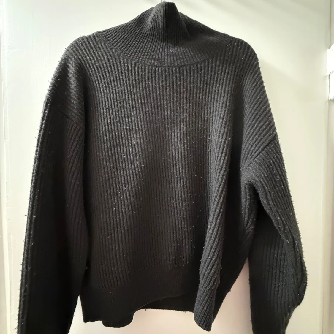 Svart ribbad polotröja