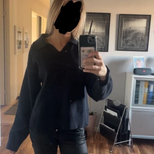 Polo stickad tröja - Superfin stickad tröja i marinblå färg, superfint skick inga defekter. Tröjan är i material som inte kan noppra!❤️ storlek 170 passar mig som har S (knappt använd)