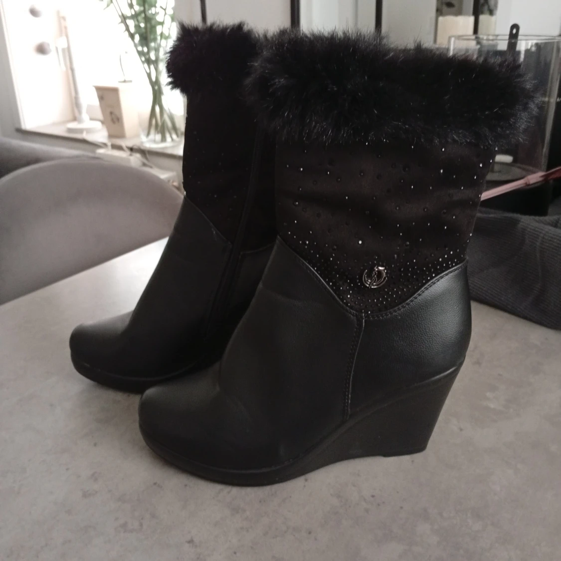 Svarta boots med päls och klack
