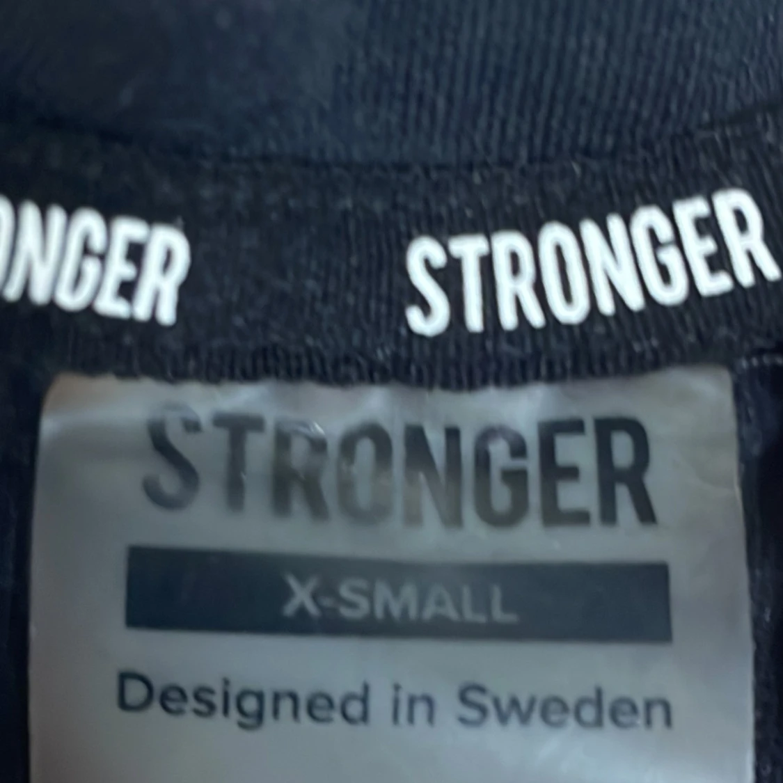 Svart croppad topp från Stronger - 2