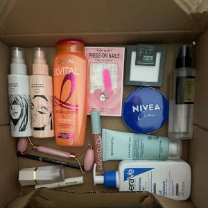 STORT KIT MED SMINK OCH HUDVÅRD - Setting spraysen är oanvända, schampot är halvfullt, NIVEA krämen är endast testad, snigelslemmet är typ 70% kvar av, CeraVe är 20% kvar kanske och Apolosophy produkten är halvfull, resten är oanvänt. Kommer med en By Lyko necessär i fint skick! ALLT FÖR 200:-