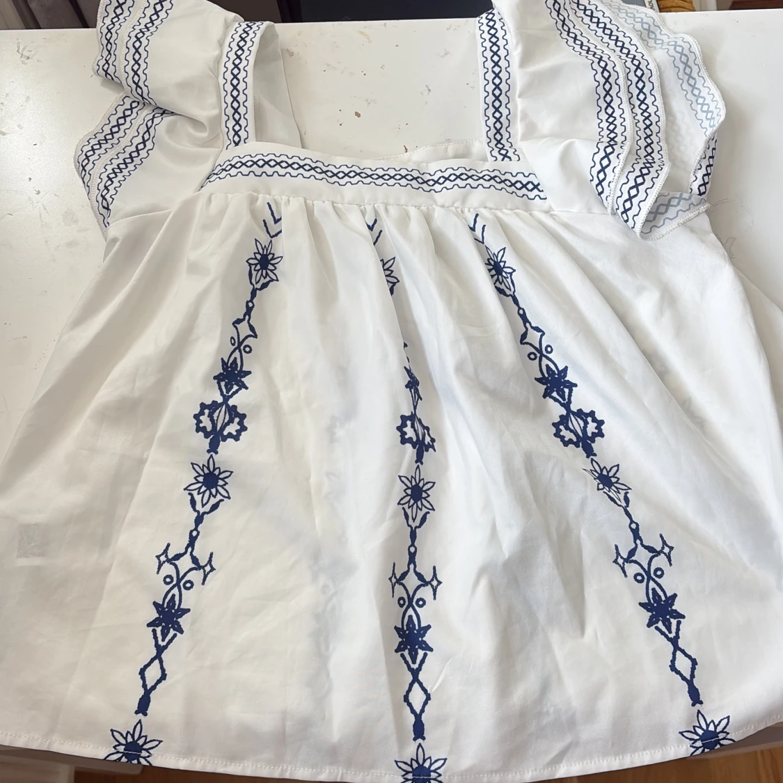 Vit blus med blå broderier - 1