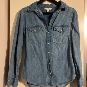 Blå jeansskjorta från H&M - Jeans skjorta endast använd 2 gånger i fint skick. .