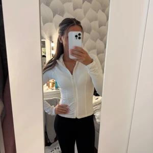 Tränings zip tröja - Tränings zip tröja som kommit till användning 1 gång. Slutsåld på Gina tricot! 