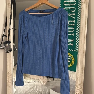 Blå ribbad långärmad tröja Lindex - Snygg blå långärmad tröja från Lindex i ribbad struktur. Tröjan har en rundad hals och är tillverkad i mjukt material som sitter skönt mot kroppen. Perfekt att styla med jeans eller kjol för en chill look.