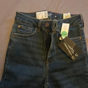 High Waist Hannah jeans blå strl 26 - Snygga blå jeans från Unique You Denim, modell High Waist Hannah. Köpta på bikbok för 599kr 