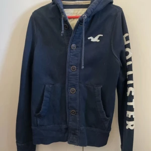 INTRESSEKOLL VINTAGE HOLLISTER KOFTA - Har leverans på flera olika vintage hollister koftor som kommer efter lovet som dessa här uppe och försöker se om intresse finns! Alla Storlekar finns! Skriv gärna även om du även söker en kofta eller är intresserad!