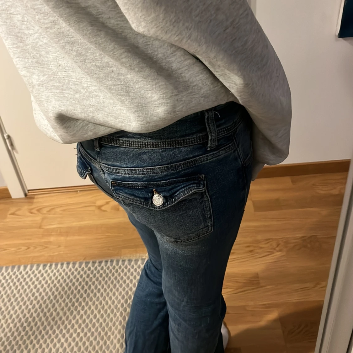 Blå bootcut jeans med fickdetalj - 1