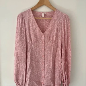 Rosa blommig klänning - Rosa blommig klänning från Nelly, helt oanvänd💕