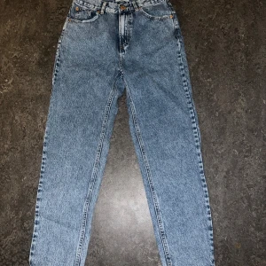 Blå jeans från Pull&Bear, strl 38 - Aldrig använda Snygga blå jeans från Pull&Bear i klassisk modell med raka ben och normal passform. 