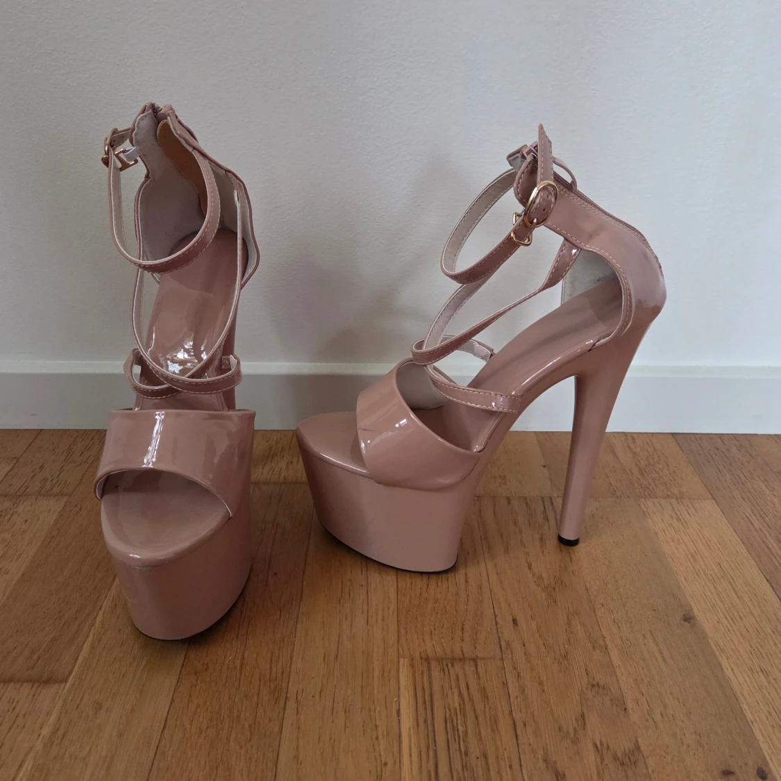 Rosa platåpumps med hög klack