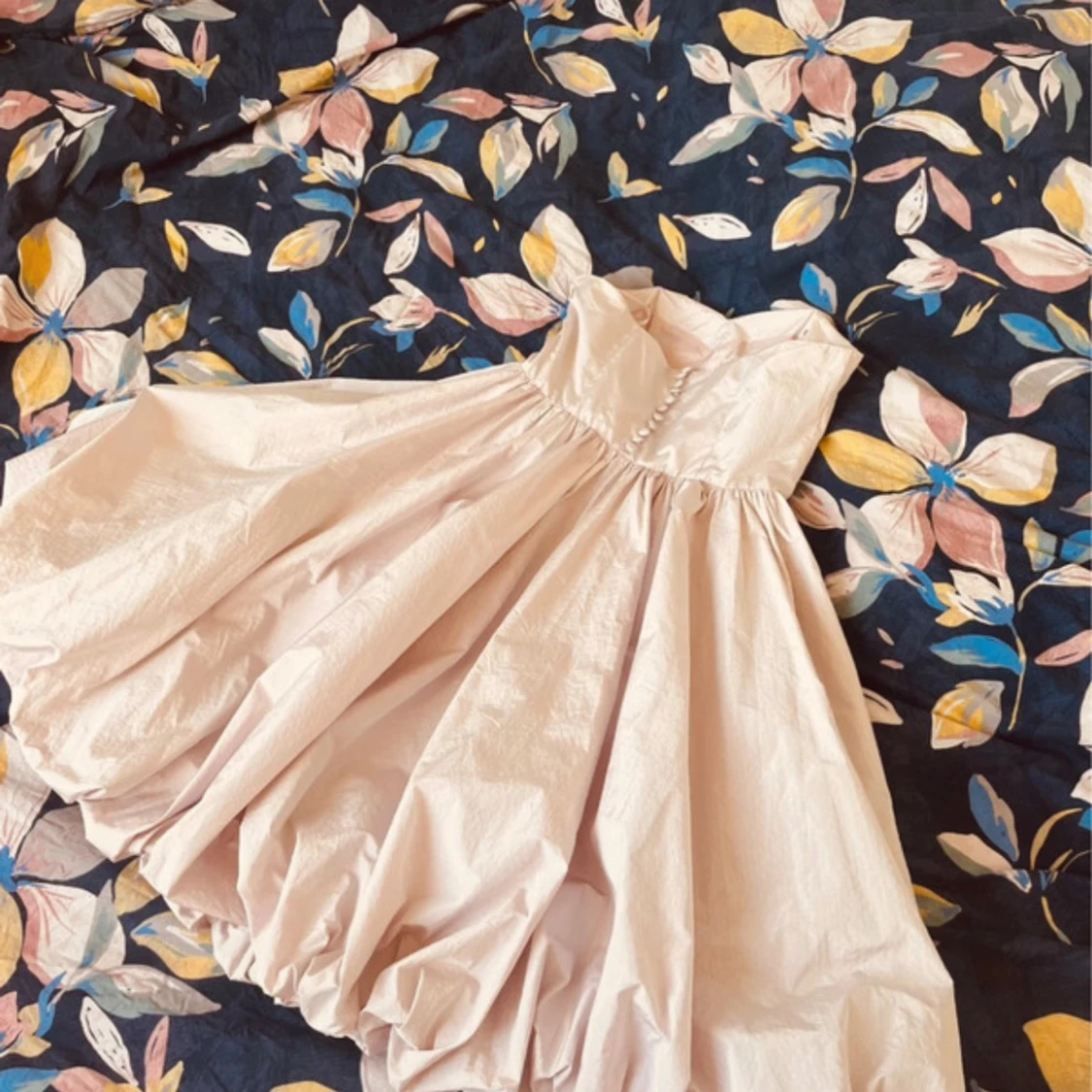 Ljusrosa puffig kortklänning - 2