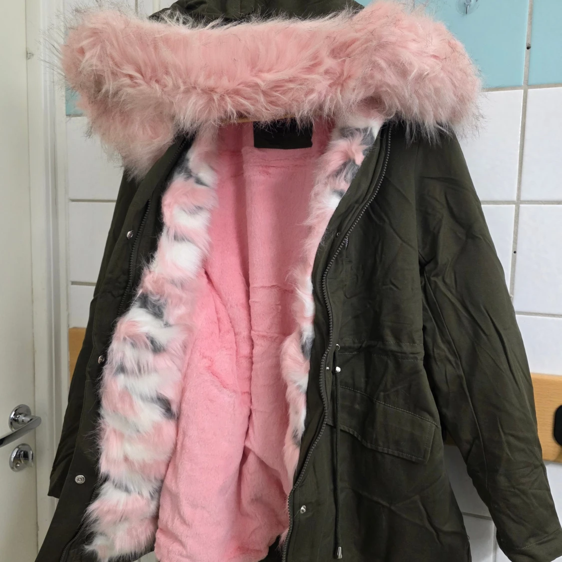 Olivgrön parkas med fluffig rosa foder - 1