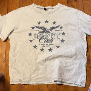 T-shirt från H&M - En T-shirt från hm men Johnny cash tryck, väldigt fint skick o använd välldigt få gånger