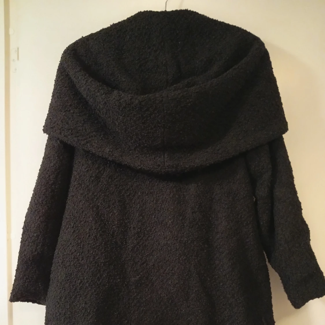 Svart teddyjacka med stor huva från Vila - 1