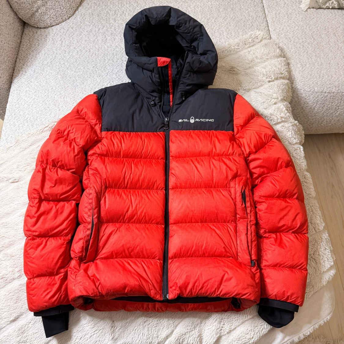 Röd och svart Sail Racing dunjacka