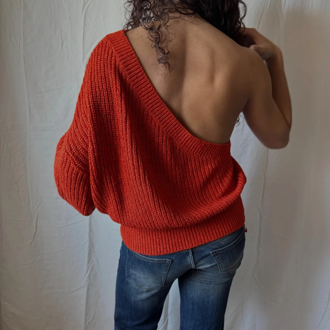 Röd stickad oneshoulder-tröja - 2