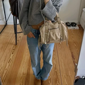 Bershka Beige City Bag - Super super snygg beige väska från bershka! Perfekt storlek och påminner om city bag😍 inga defekter