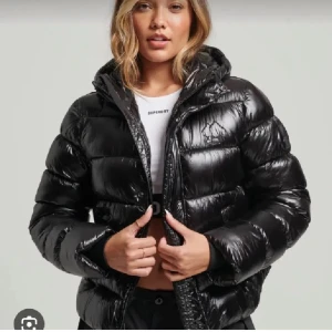 superdry jacka - Säljer en jätte snygg puffig dun jacka från superdry. den har inga tydliga tecken på användning skriv om mer frågor.💗