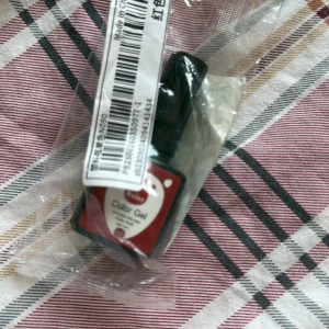 Röd Color Gel nagellack - Röd Color Gel nagellack i fyrkantig flaska med svart lock. Perfekt för att skapa snygga och glansiga naglar med gel-effekt. Kommer i originalförpackning.