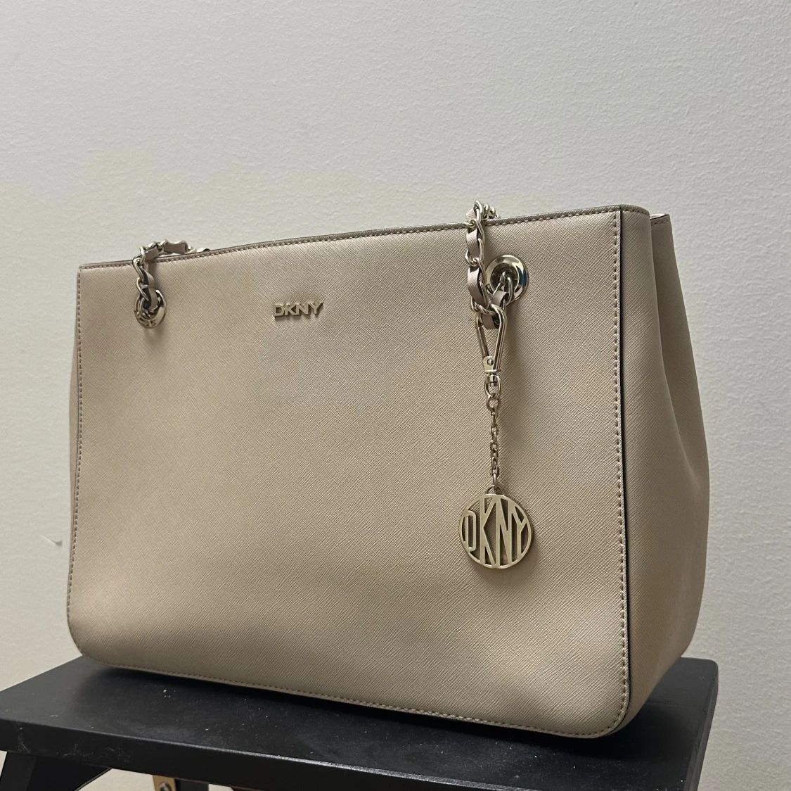 Beige handväska från DKNY med kedja - 1