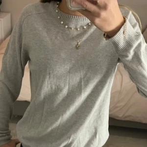 Ljus grå stickad tröja - Säljer min ljus grå stickade tröja ifrån mango.super fint skick, säljer pågrund av att jag inte använder den. Skriv privat för fler bilder💞 storlek 152