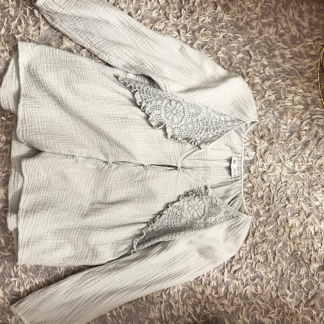 Ljusgrå blus med spets från Zara