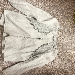 Ljusgrå blus med spets från Zara - Tröjan vad en liten defekt som visas på bilden men syns knappt❤️