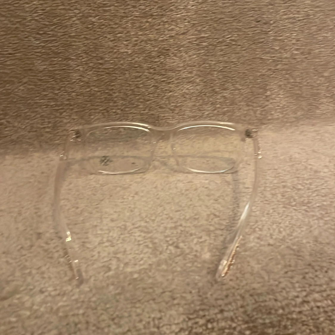 Transparenta glasögon med gulddetaljer - 1