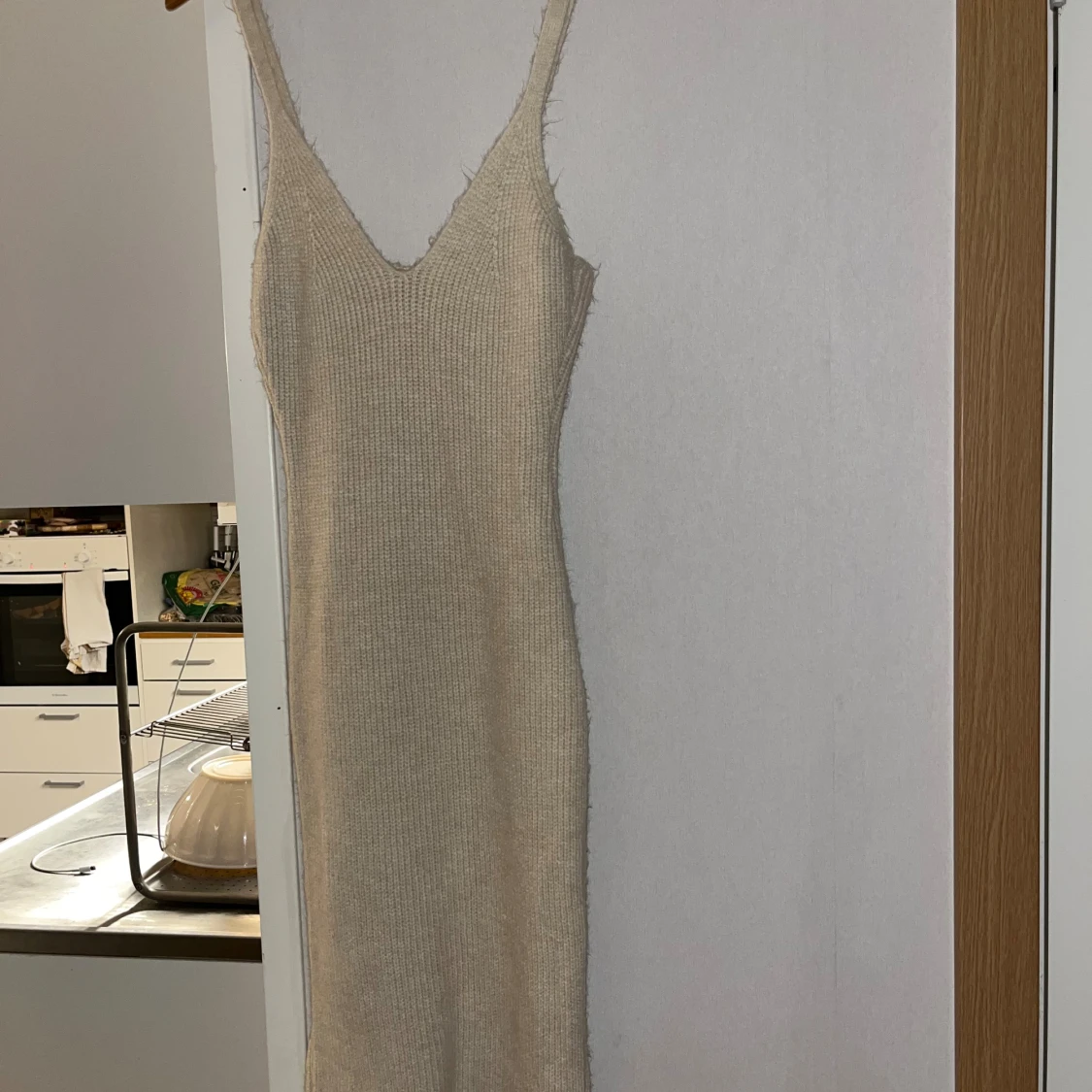 Stickad beige långklänning med slits - 1