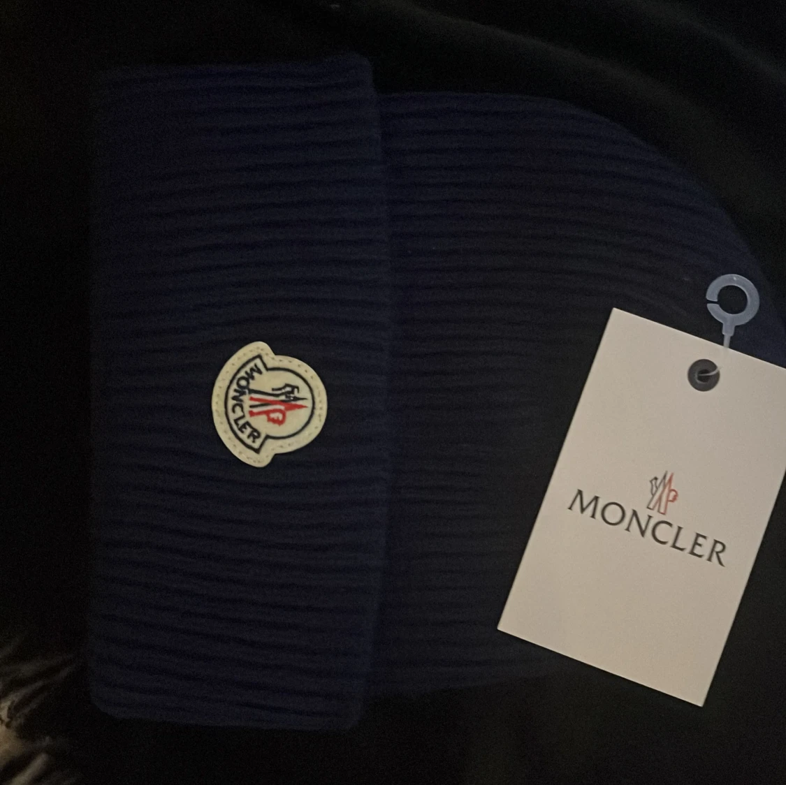 Mörkblå ribbstickad mössa Moncler